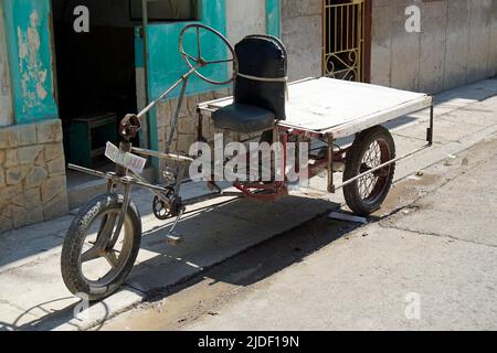 descendez en vélo-taxi dans les rues de trinidad Banque D'Images