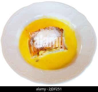 Tranche de strudel de pomme viennoise servie avec une sauce à la vanille Banque D'Images