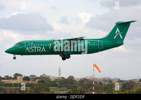 Astra Airlines British Aerospace BAe-146-300 (REG: SX-DIX) en finale dans un après-midi nuageux. Banque D'Images