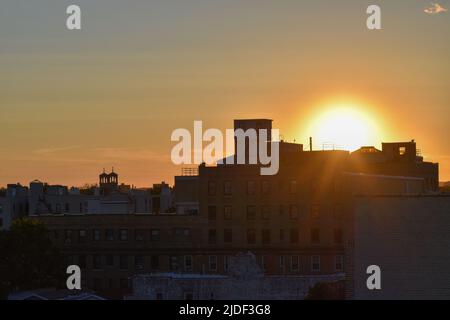 Bronx, New York, États-Unis. 19th juin 2022. Le coucher de soleil sur un immeuble résidentiel est vu dans le Bronx, New York, sur 19 juin 2022. (Credit image: © Ryan Rahman/Pacific Press via ZUMA Press Wire) Banque D'Images