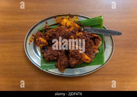 Vue de dessus de Chicken Ghee Roast servi sur Banana Leaf Banque D'Images