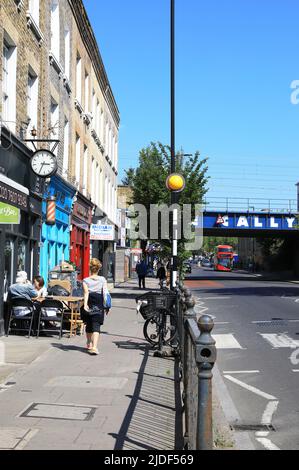 Boutiques et cafés colorés sur la Caledonian Road, près de Caledonian Road et de la gare de Barnsbury Overground, à Islington, dans le nord de Londres, Royaume-Uni Banque D'Images