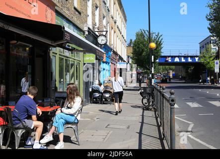 Boutiques et cafés colorés sur la Caledonian Road, près de Caledonian Road et de la gare de Barnsbury Overground, à Islington, dans le nord de Londres, Royaume-Uni Banque D'Images