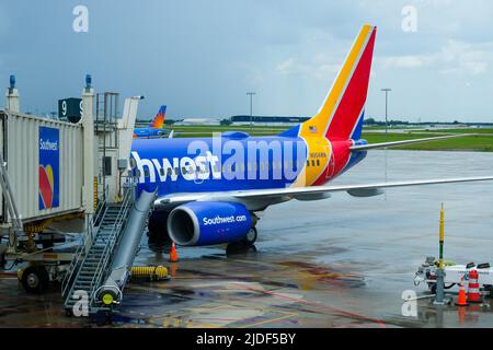 Stockez des images de South West Airlines à la porte de l'aéroport avec la jetée. Banque D'Images