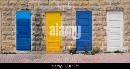 Porte traditionnelle en bois peint d'époque à Malte. Extérieur de maisons typiques sur l'île méditerranéenne de Malte. Banque D'Images