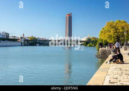 Torre Sevilla (Tour de Séville) le fleuve Guadalquivir, Séville Espagne, gratte-ciel moderne c'est le Canal d'Alfonso XIII et le Puente de Isabel II, Banque D'Images