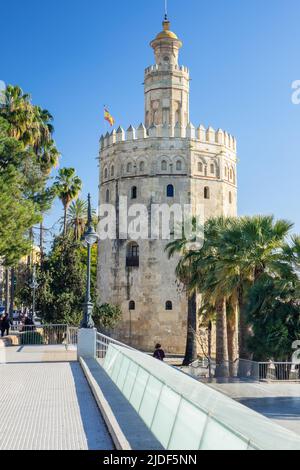 La Torre del Oro (Tour d'Or), Tour militaire de surveillance sur le fleuve Guadalquivir à Séville Espagne construite par les Maures Une forme de dodécagon Banque D'Images