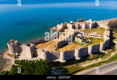 Vue aérienne de l'ancien château de Mamure sur la côte méditerranéenne, Turquie Banque D'Images