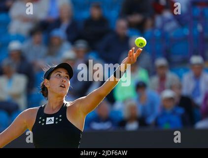 Devonshire Park, Eastbourne, Royaume-Uni. 20th juin 2022. Eastbourne International Lawn tennis Tournament; Garbine Muguruza (ESP) sert à Magdalena Frech (POL) crédit: Action plus Sports/Alay Live News Banque D'Images