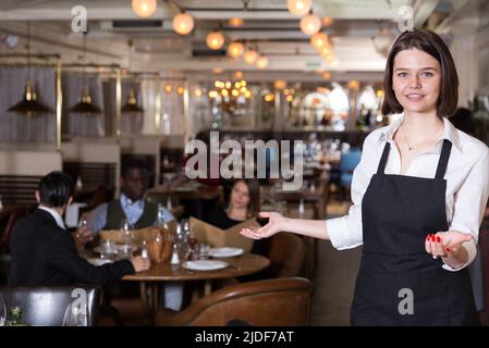 Une serveuse rencontre les clients au restaurant Banque D'Images