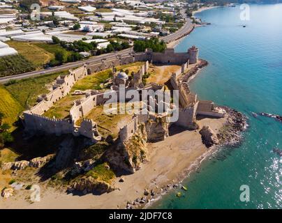 Vue aérienne du château de Mamure sur la côte méditerranéenne sur fond de village de Bozdogan Banque D'Images