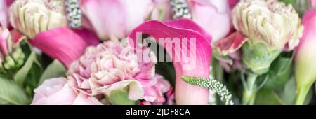 Bouquet de roses et de nénuphars de cala Banque D'Images