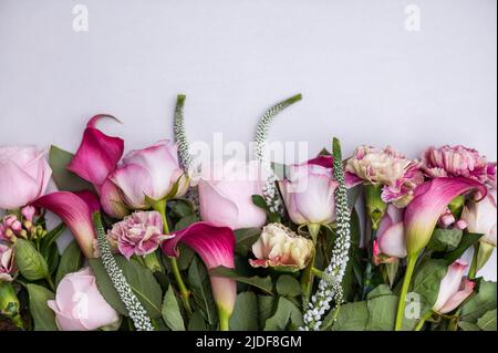 Bouquet de roses et de nénuphars de cala Banque D'Images