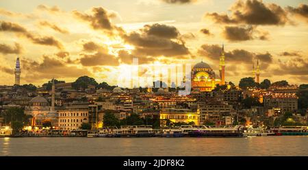 Vue nocturne d'Istanbul avec un magnifique ciel spectaculaire. Le quartier de Fatih et la mosquée Suleymaniye à Istanbul, en Turquie Banque D'Images