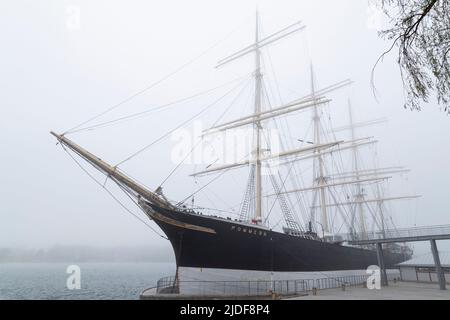 Le navire du musée historique Pommern amarré au port de Mariehamn, dans les îles Åland, en Finlande, lors d'une journée de brouillard. Banque D'Images