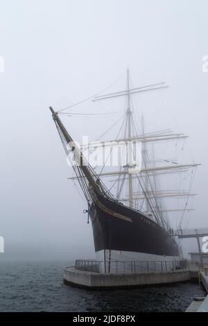 Le navire du musée historique Pommern amarré au port de Mariehamn, dans les îles Åland, en Finlande, lors d'une journée de brouillard. Banque D'Images