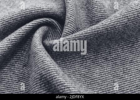 Un morceau de tissu noir. Texture de tissu pour l'arrière-plan et le design des œuvres d'art, beau motif froissé de soie ou de lin. Un morceau de tissu froissé Banque D'Images