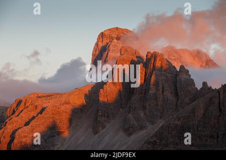 Couleur rougeâtre de la montagne à Alpenglow au coucher du soleil sur les Dolomites Sexten. Derrière le pic Croda dei Toni. Parc naturel de Tre Cime. Alpes italiennes. Europe. Banque D'Images