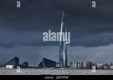 Russie, Saint-Pétersbourg, 17 juin 2022 : ciel orageux au-dessus du centre de la compagnie de gaz Gazprom, au crépuscule, façade en verre et en fer Banque D'Images