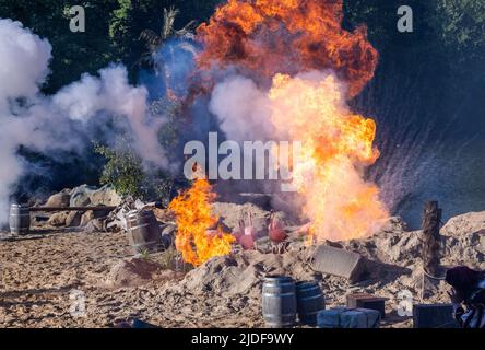 20 juin 2022, Mecklembourg-Poméranie occidentale, Grevesmühlen : une grande boule de feu s'élève sur une scène de bataille lors de la répétition du Pirate Open Air « The Secret of the Galleon » sur la scène nature. La production de la saison 17th sera en avant-première sur 24 juin 2022, avec un total de 69 représentations prévues cet été. Les histoires du théâtre d'action tournent autour des aventures du capitaine du pirate Flint et se trouvent dans les Caraïbes en 1700s. Photo: Jens Büttner/dpa Banque D'Images