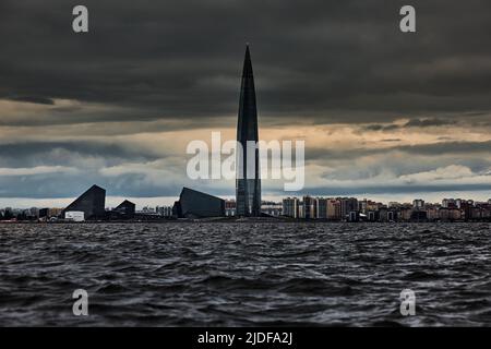 Russie, Saint-Pétersbourg, 17 juin 2022 : ciel orageux au-dessus du centre de la compagnie de gaz Gazprom, au crépuscule, façade en verre et en fer Banque D'Images