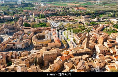 Vue aérienne de Tarazona sur la rivière Queiles avec arènes et clocher de Santa Maria Magdalena Banque D'Images