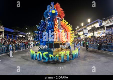 Rio, Brésil - 22 avril 2022: Samba School Unidos da Tijuca dans le Carnaval de Rio, tenu aux marques de Sapucai Sambadrome Banque D'Images