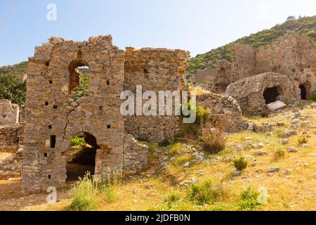 Ruines en pierre de la nécropole dans l'ancienne ville d'Anemurium, Turquie Banque D'Images