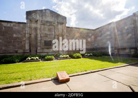 Berlin, Allemagne. 16th juin 2022. La tombe de Rathenau dans le quartier berlinois de Treptow-Köpenick au cimetière forestier d'Oberschöneweide, où Walther Rathenau est enterré aux côtés de membres de la famille. Il y a 100 ans, le ministre des Affaires étrangères de Reich, Walther Rathenau, a été assassiné par des radicaux de droite. Credit: Christoph Soeder/dpa/Alay Live News Banque D'Images