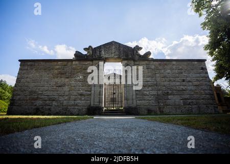 Berlin, Allemagne. 16th juin 2022. La tombe de Rathenau dans le quartier berlinois de Treptow-Köpenick au cimetière forestier d'Oberschöneweide, où Walther Rathenau est enterré aux côtés de membres de la famille. Il y a 100 ans, le ministre des Affaires étrangères de Reich, Walther Rathenau, a été assassiné par des radicaux de droite. Credit: Christoph Soeder/dpa/Alay Live News Banque D'Images