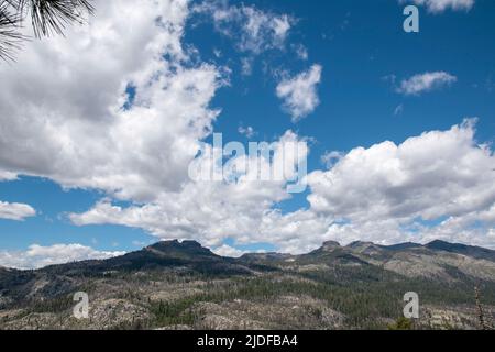 Les Dardanelles peuvent être vues depuis Donnell Vista, un arrêt de repos dans le comté de Tuolumne, CA le long de la State route 108 près de Sonora Pass. Banque D'Images