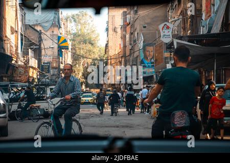 Damas, Syrie - Mai 2022 : gens dans la rue dans la circulation urbaine à Damas, Syrie Banque D'Images