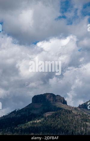 Les Dardanelles peuvent être vues depuis Donnell Vista, un arrêt de repos dans le comté de Tuolumne, CA le long de la State route 108 près de Sonora Pass. Banque D'Images