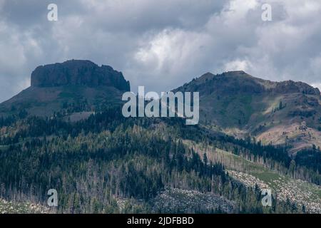 Les Dardanelles peuvent être vues depuis Donnell Vista, un arrêt de repos dans le comté de Tuolumne, CA le long de la State route 108 près de Sonora Pass. Banque D'Images