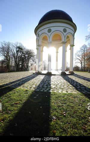 Monopteros rétroéclairés avec des ombres sur le Neroberg à Wiesbaden, Hesse, Allemagne Banque D'Images