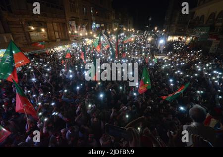 Peshawar, Pakistan. 19th juin 2022. Les partisans du Premier ministre pakistanais évincé, Imran Khan, scandaient des slogans anti-gouvernementaux lors d'un rassemblement contre l'augmentation du prix de l'essence, de l'électricité et d'autres articles à Peshawar. (Image de crédit : © Hussain Ali/Pacific Press via ZUMA Press Wire) Banque D'Images