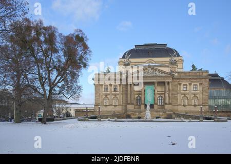 Théâtre d'État néo-baroque avec monument Schiller en hiver, Wiesbaden, Hesse, Allemagne Banque D'Images
