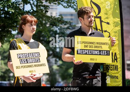 Les manifestants tiennent des écriteaux pour soutenir les droits de l'homme pendant la manifestation. Banque D'Images