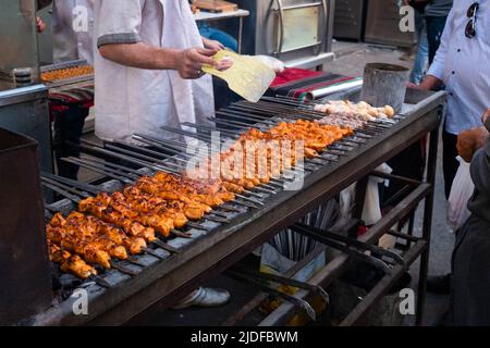 Barbecue Kebab Street au poulet grillé Banque D'Images