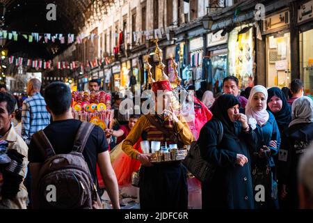 Damas, Syrie - Mai 2022: Transporteur traditionnel d'eau vendant des boissons sur suq à Damas, Syrie Banque D'Images