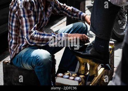 nettoyage et polissage des chaussures en cuir dans la rue Banque D'Images