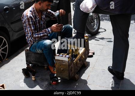 Damas, Syrie - Mai 2022 : l'homme nettoie et poli les chaussures dans la rue à Damas, Syrie Banque D'Images