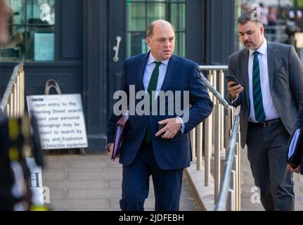 Londres, Angleterre, Royaume-Uni. 20th juin 2022. Le secrétaire d'État à la Défense BEN WALLACE quitte Downing Street. (Image de crédit : © Tayfun Salci/ZUMA Press Wire) Banque D'Images