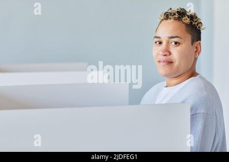 Portrait minimal de la jeune femme noire qui vote le jour de l'élection et qui regarde l'appareil photo, l'espace de copie Banque D'Images