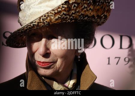 Princesse Anne, princesse Royale lors d'une présentation de trophées au Cheltenham Festival, un grand événement de course hippique en Angleterre le 2022 mars. Banque D'Images