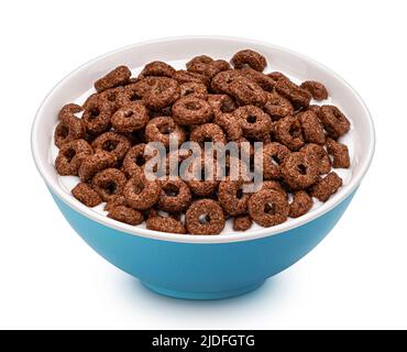 Anneaux de maïs au chocolat avec du lait isolé sur fond blanc Banque D'Images