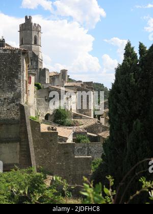 Vue depuis la cathédrale Saint-Vincent sur les toits et les rues étroites de Viviers, avec des bâtiments historiques et la plus petite ville de France. Banque D'Images