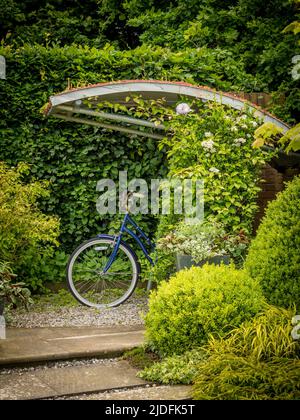 Abri intérieur de vélo de jardin avec toit vivant aux jardins de Harlow Carr à Harrogate. Yorkshire du Nord. ROYAUME-UNI Banque D'Images