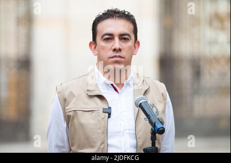 Le registraire national Alexander Vega parle pendant le rassemblement électoral pour les séries présidentielles entre Gustavo Petro de gauche et Independent Rodolfo Banque D'Images