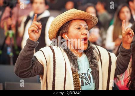 Bogota, Colombie. 19th juillet 2022. Les membres de la communauté autochtone célèbrent la victoire du candidat Gustavo Petro du parti Pacto Historico, nouveau président de la Colombie. (Credit image: © Daniel Garzon Herazo/ZUMA Press Wire) Banque D'Images